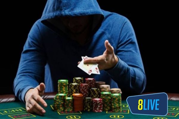 Poker là sự kết hợp giữa 2 lá bài riêng và 5 lá bài chung